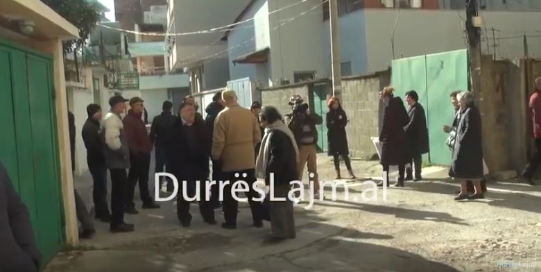 Banorët e pallatit  13-katësh te lagjja 5 në protestë, Bashkia: Ja pse s’kalon për ekspertizë të thelluar (VIDEO)