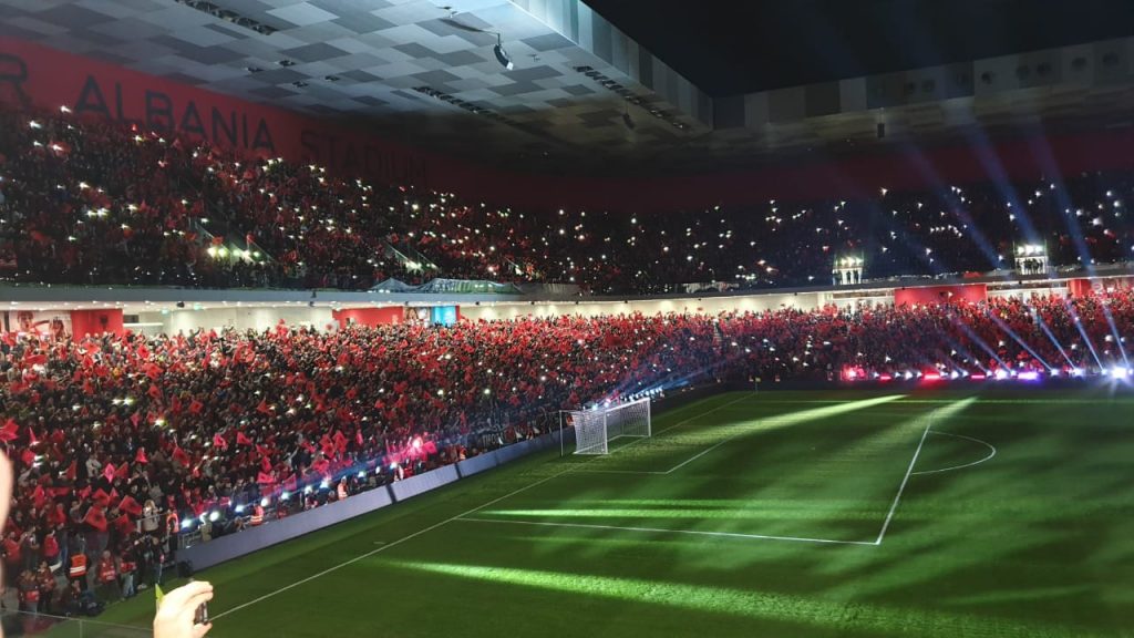 Me karta në stadium, ligji i ri detyron klubet që të regjistrojnë tifozët