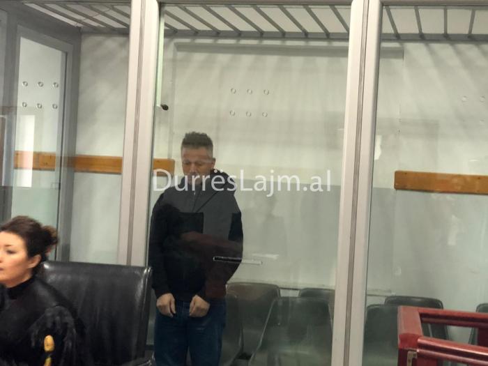 Vrau bashkëshorten me thikë, del para Gjykatës së Durrësit burri vrasës (VIDEO)