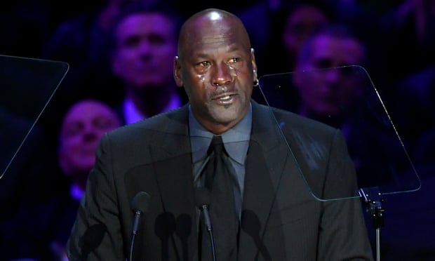 Michael Jordan nuk mban lotët, ish-basketbollisti preket në ceremoninë e Kobe Bryant (VIDEO)