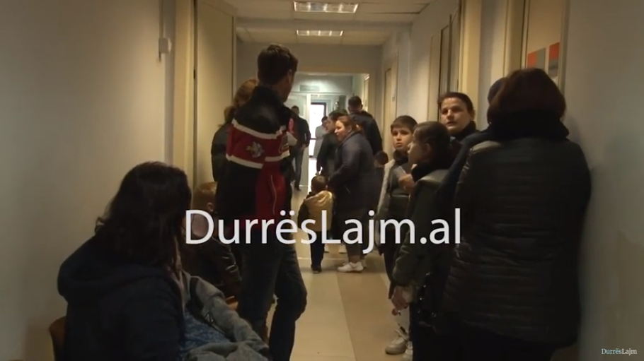 Fluks pacientësh të vegjël në pediatrinë e Durrësit, mjekët kanë një rekomandim për nënat (VIDEO)