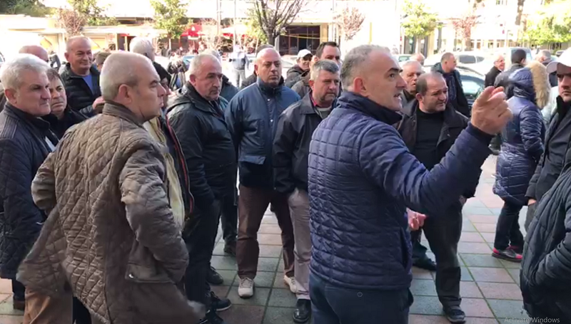 Naftëtarët e Ballshit në protestë, kanë disa muaj pa marrë rrogat
