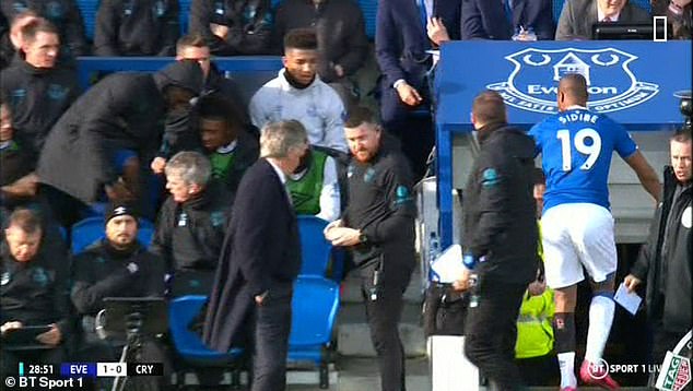 Ndodh edhe në Premier Ligë, lojtari harron çorapet dhe acaron Ançelotin