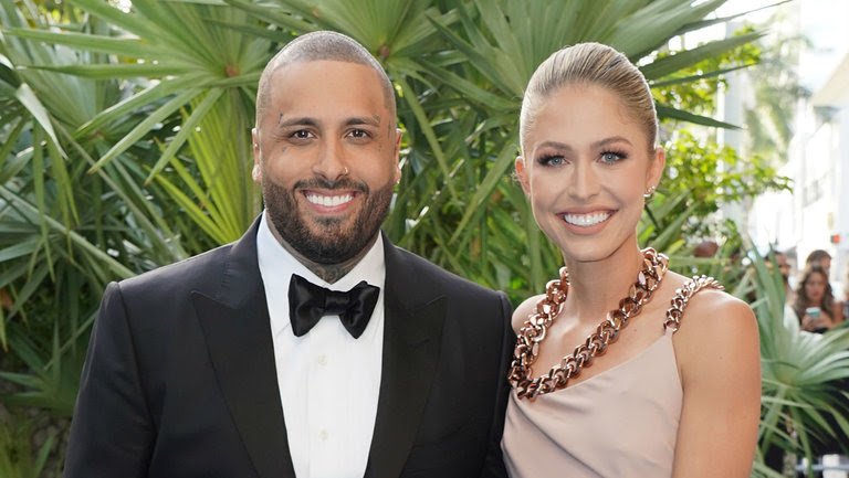 Këngëtari i njohur i bën të dashurës propozimin më romantik në ditën e të dashuruarve