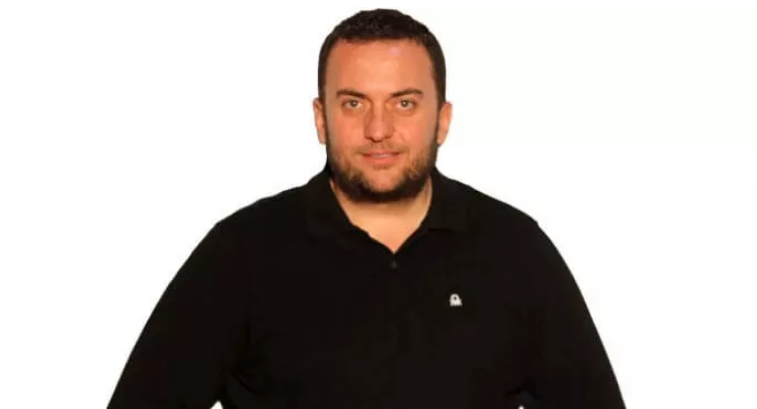 Olti Curri rikthehet në shtëpinë e prindërve në Durrës dhe gjen “reliken” (FOTO)