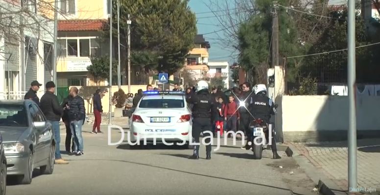 Banorët e pallatit të shkatërruar te lagjja 18 në protestë: Pronari s’është bërë i gjallë, ç’do bëhet me ne?! (VIDEO)