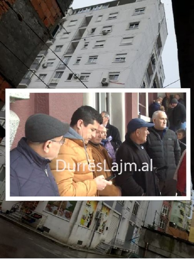 “Si mund të banosh në atë pallat që është anuar?” Banorët në Durrës protestë para bashkisë (VIDEO)