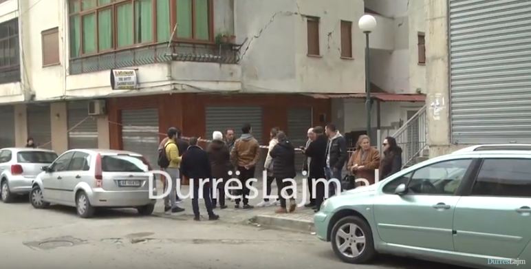 Banorët e lagjjes nr.5 në Durrës në protestë: Kërkojmë ekspertizë të thelluar për pallatin (VIDEO)