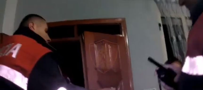 Kërcënoi vëllanë se do ta vriste, pranga 32-vjeçarit nga Tirana (VIDEO)