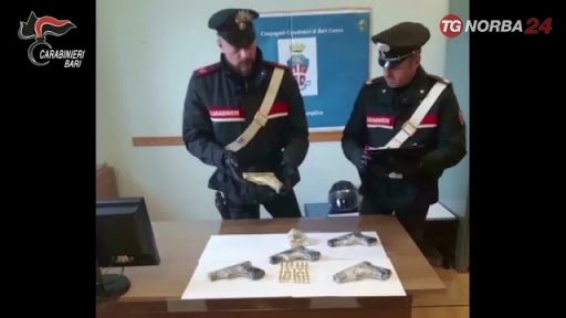 Tentuan të shisnin 5 pistoleta, arrestohen dy të rinj shqiptarë