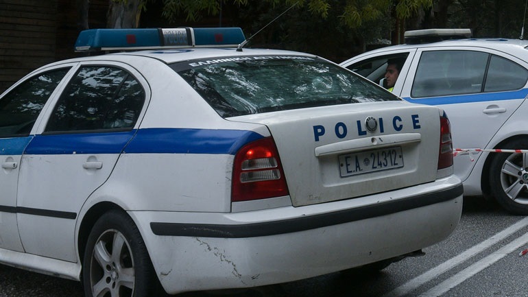 Shkëmbyen zjarr me policinë, dy shqiptarë plagosen, një në pranga