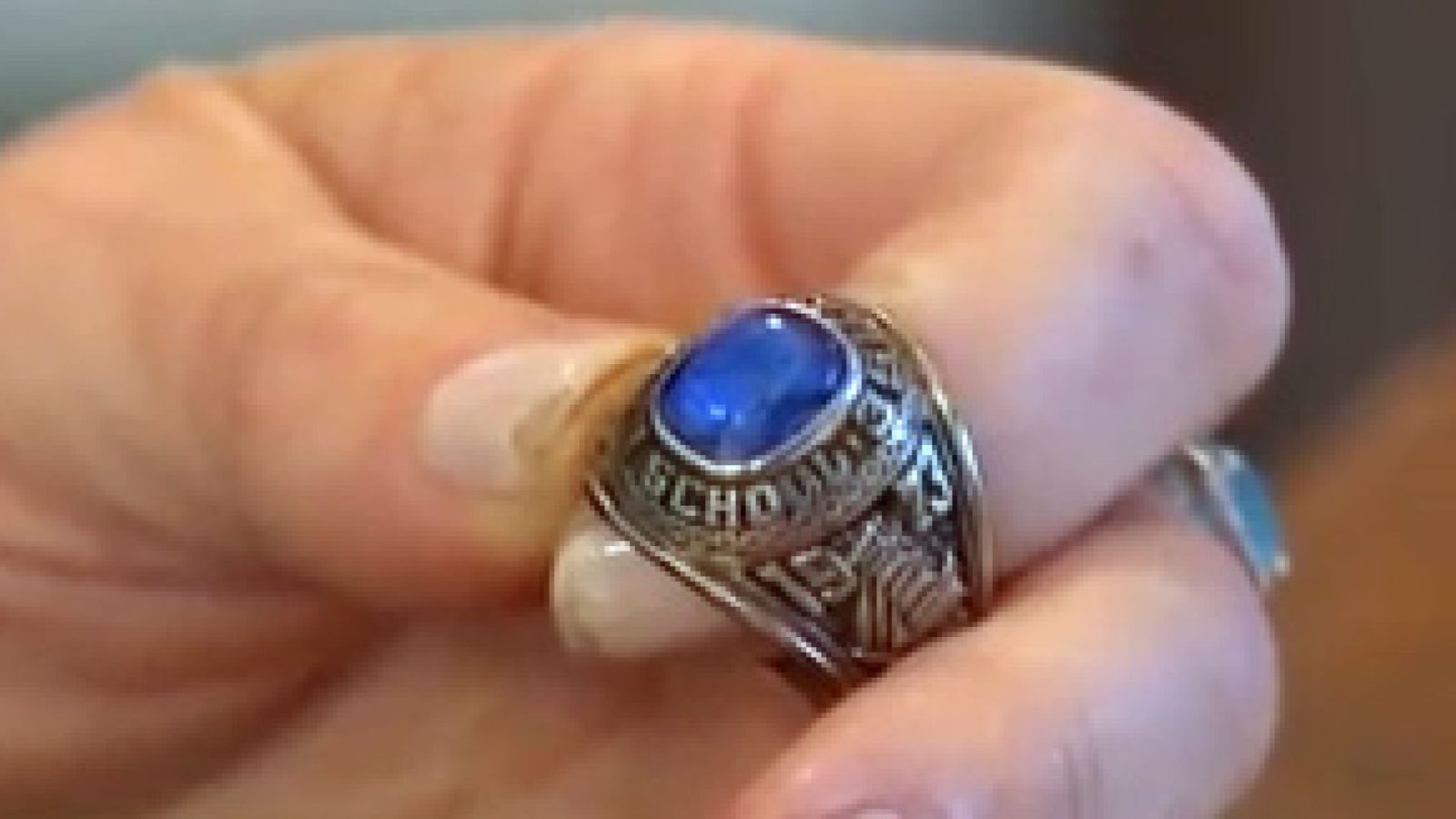 E harroi në një dyqan, gruaja gjen unazën e bashkëshortit pas 47 vitesh