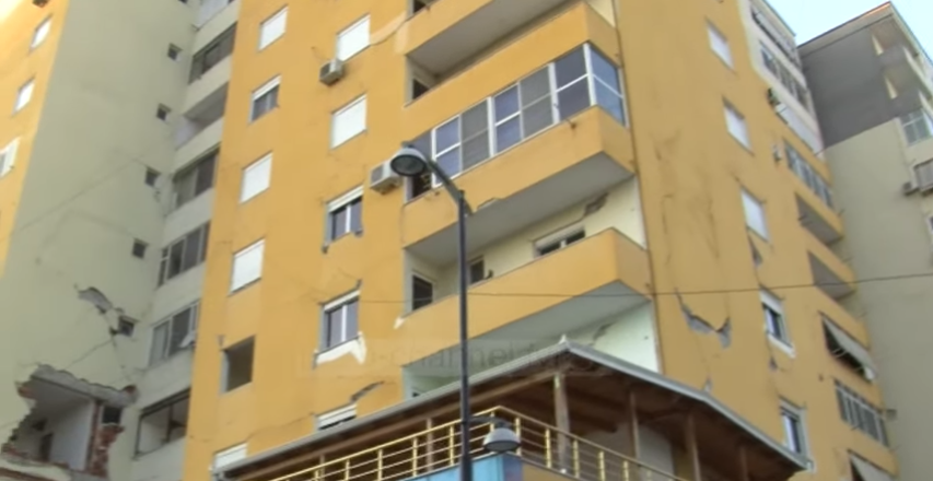 Banorët e pallatit shumëkatësh në Durrës i shkruajnë letër kryeministrit Rama, u dëmtuan rëndë nga tërmeti