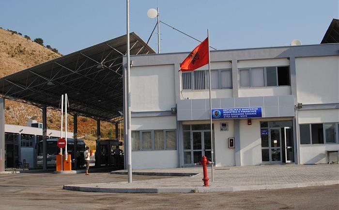 U kap duke transportuar drogë, shkarkohet nga detyra doganieri