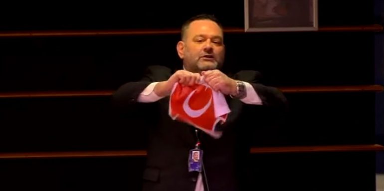 PE dënon eurodeputetin racist grek që grisi flamurin turk