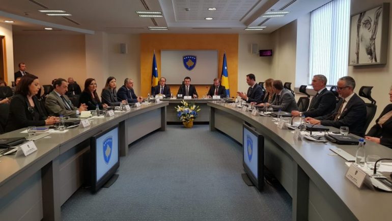 Porosia e parë e Kurtit për ministrat: Mos rrini ulur nëpër kolltukë e të urdhëroni nga lart