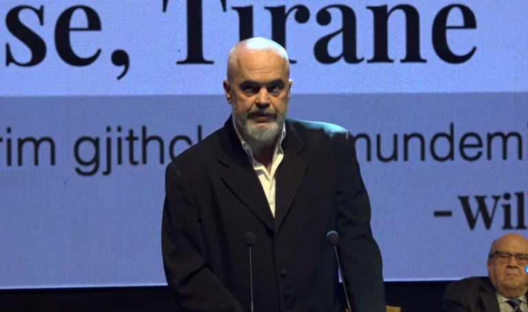 Incidenti në ceremoninë e diplomimit/ Kush e nervozoi kryeministrin Rama (VIDEO)