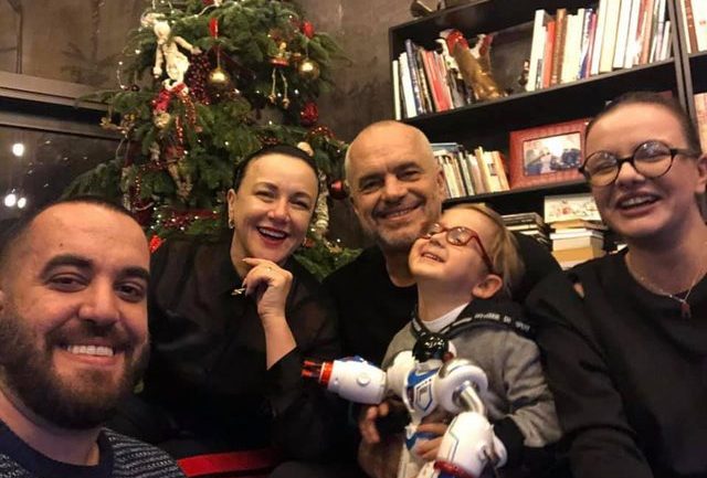 Rama në emision: Do largohem shpejt, vajza jonë ka ditëlindjen. Si e festoi Rea Xhillari 30-vjetorin