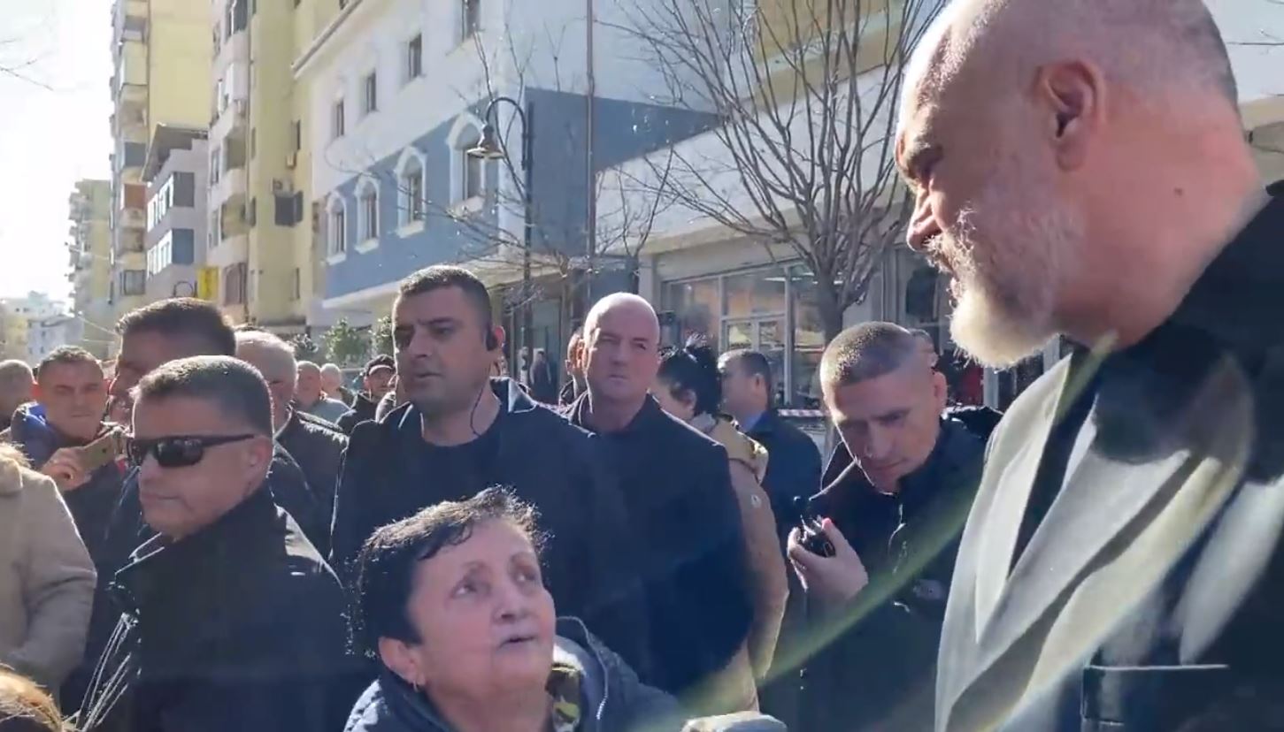 Qytetarët e Durrësit “mbysin” me pyetje Ramën: Edhe sa kohë do rrimë rrugëve? (VIDEO)