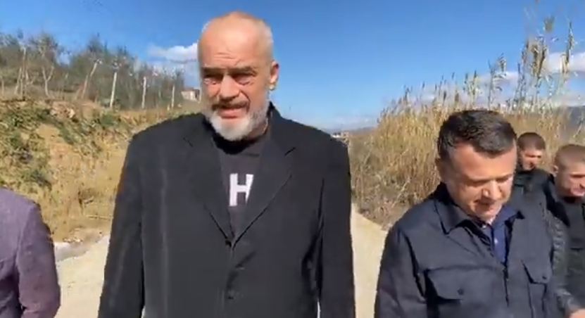 Inspektojnë rrugën bujqësore në Elbasan, Rama-Ballës: Ti sa herë këtë punë ke