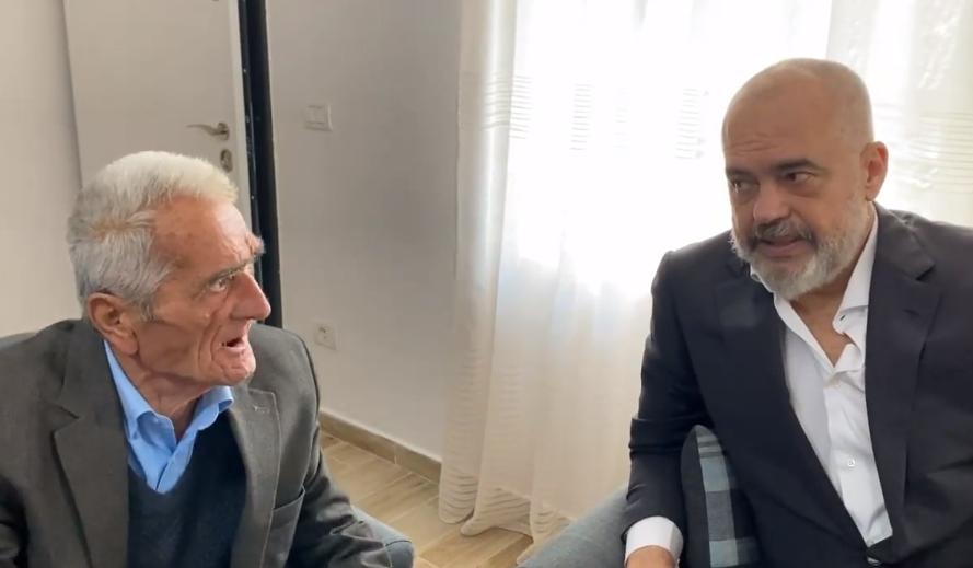 U dëmtua nga tërmeti, Rama i dorëzon çelësin e banesës së re familjes Dervishi