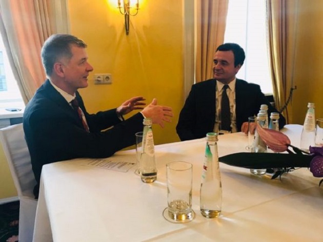 Zyrtari i lartë anglez takon Kurtin: E nevojshme rifillimi i dialogut me Serbinë