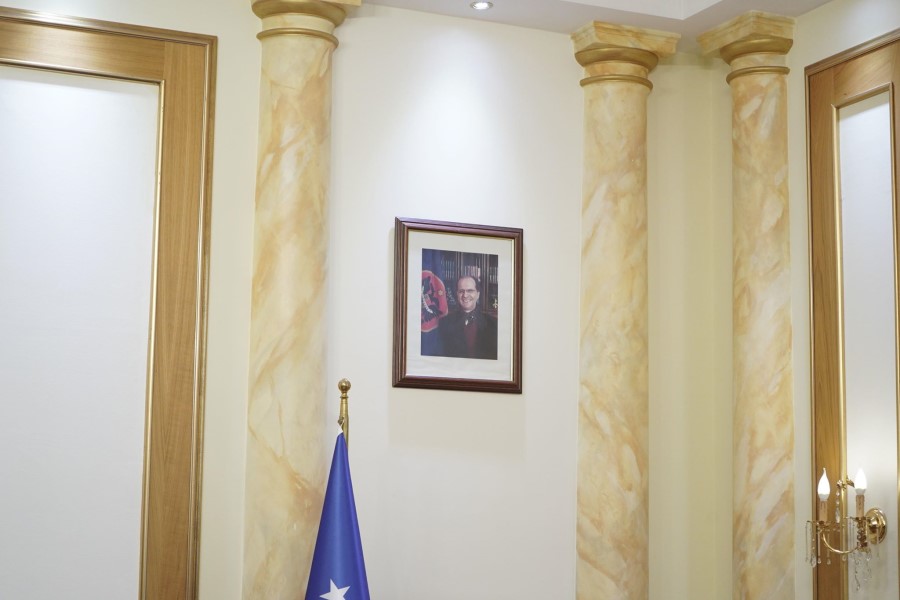 Vjosa Osmani heq nga zyra foton e Presidentit Hashim Thaçi