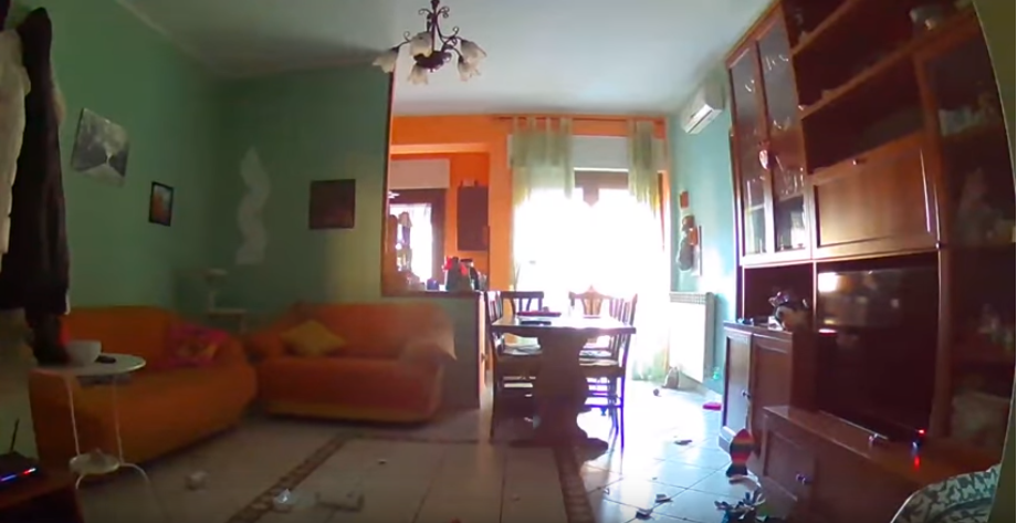 Momenti kur tërmeti shkund shtëpinë në Itali, shumë objekte bien në tokë (VIDEO)