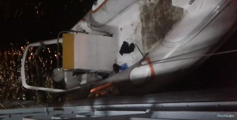 Shihni si është çarë skafi që rrezikoi mbytjen e 19 personave (VIDEO)