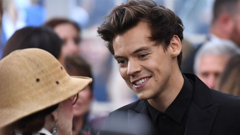 Këngëtari i njohur grabitet dhe kërcënohet me thikë ditën e Shën Valentinit