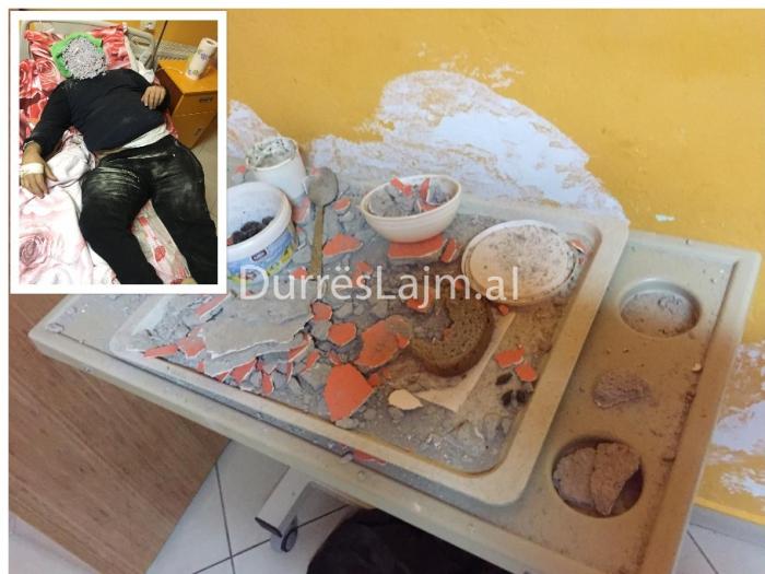 Pacientit i bie suvaja në kokë teksa po hante bukë në dhomë (FOTO)