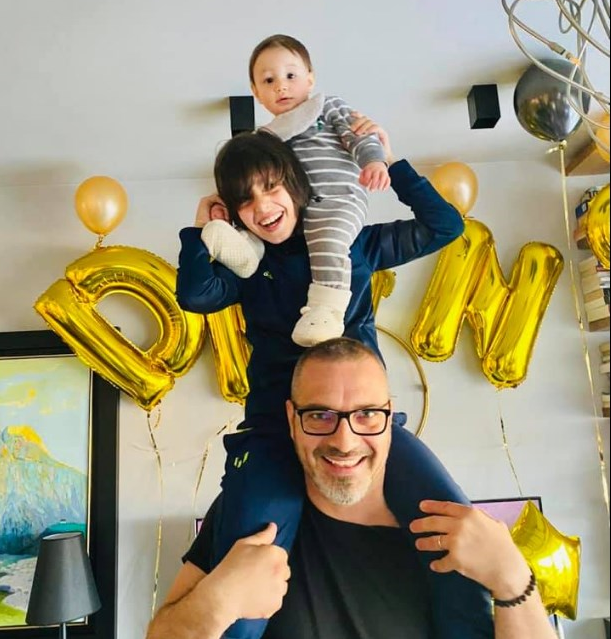 Festë në familjen e Saimir Tahirit, ish-ministri pozon me dy djemtë mbi shpinë