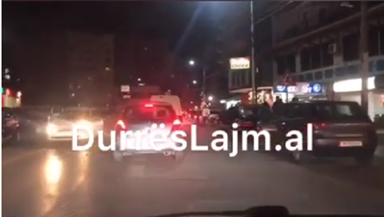 Super trafik në Currila, bllokohen një orë automjetet (VIDEO)