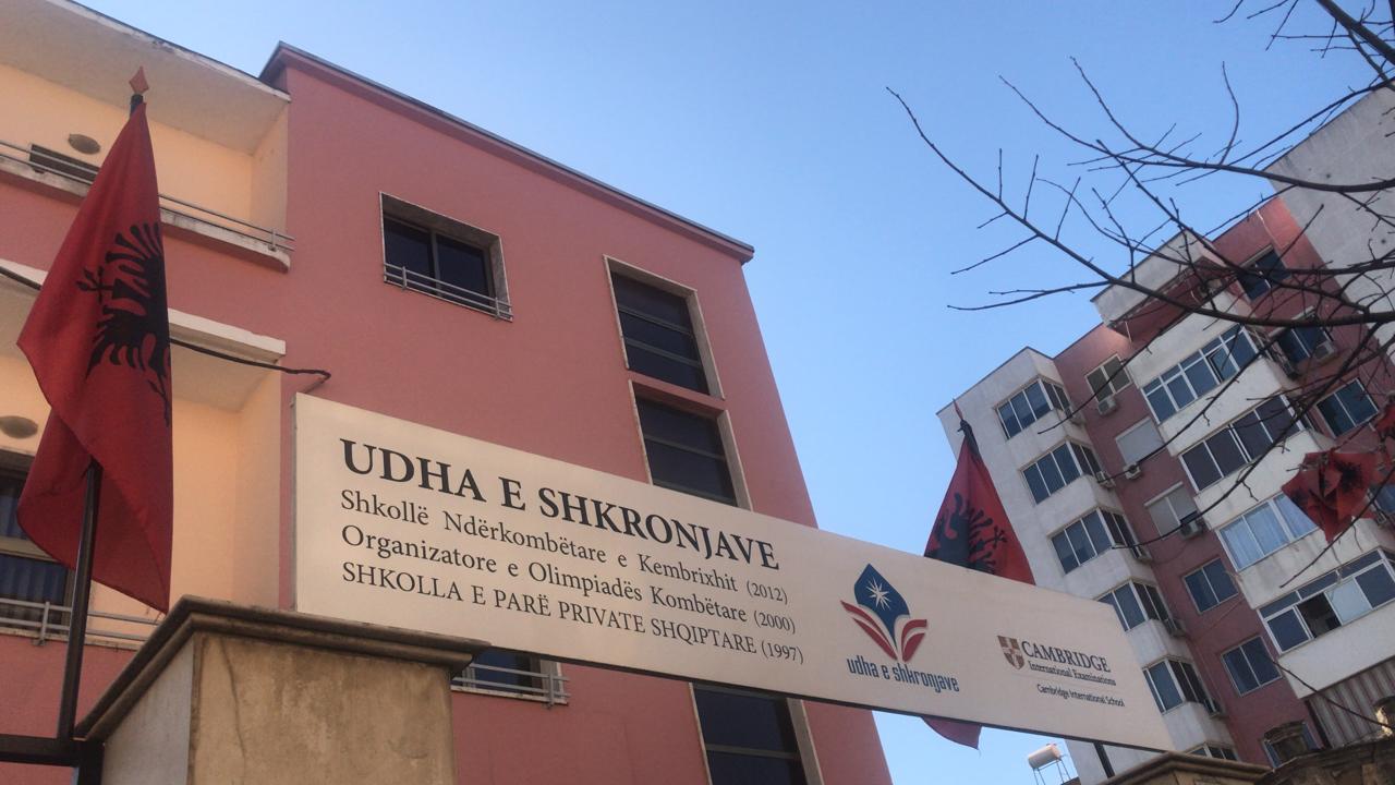 Shahini i hoqi liçensën, reagon shkolla private: Ja si inspektori i Arsimit kapi për gryke drejtorin
