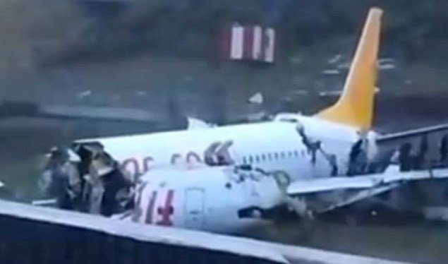 Avioni ndahet në tri pjesë jashtë pistës së aeroportit