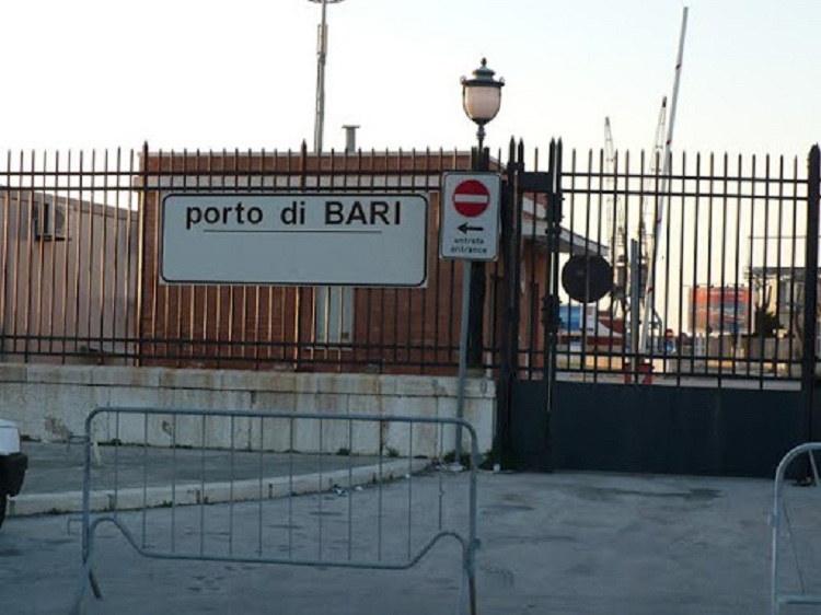 Mbyllet porti i Barit nga moti i keq