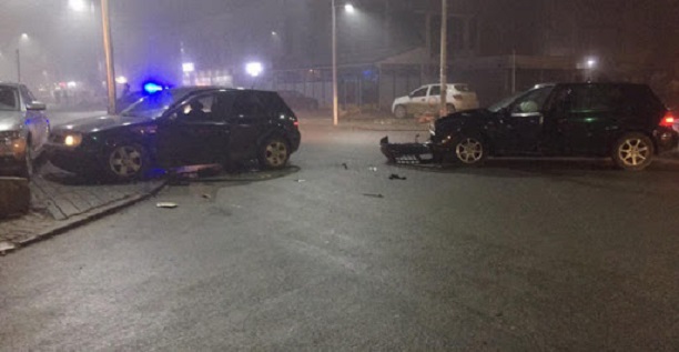 39-vjeçari humb kontrollin e mjetit, përfundon në trotuar. Përplasen dy të rinj