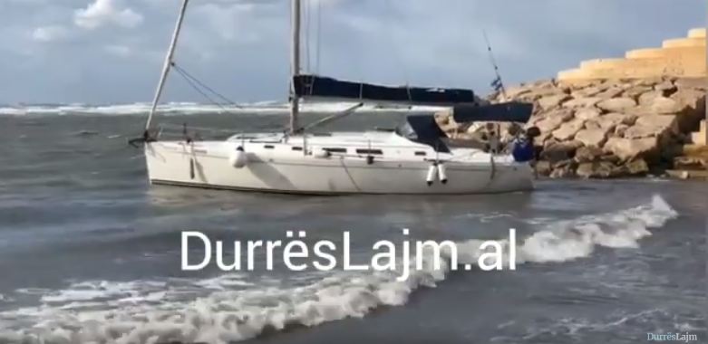 Ngeci te Sfinksi prej motit të keq, deti nxjerr vetë në breg velierën (VIDEO)