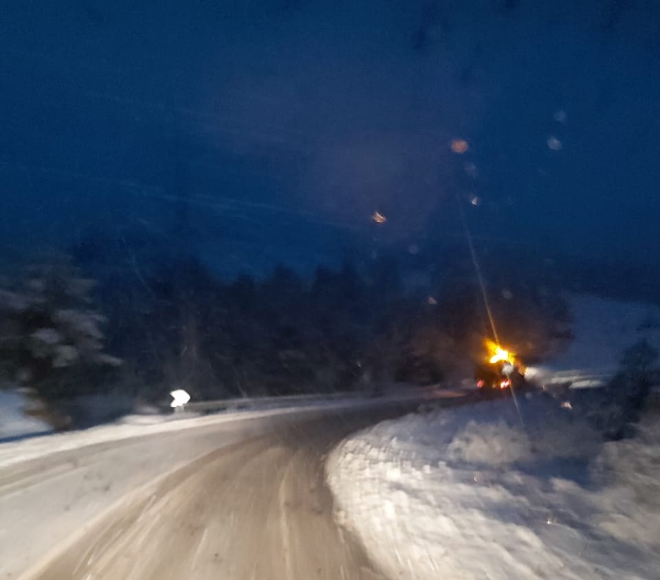 Shkon në 15 cm trashësia e dëborës në Dardhë, apelohet për kujdes në qarkullim