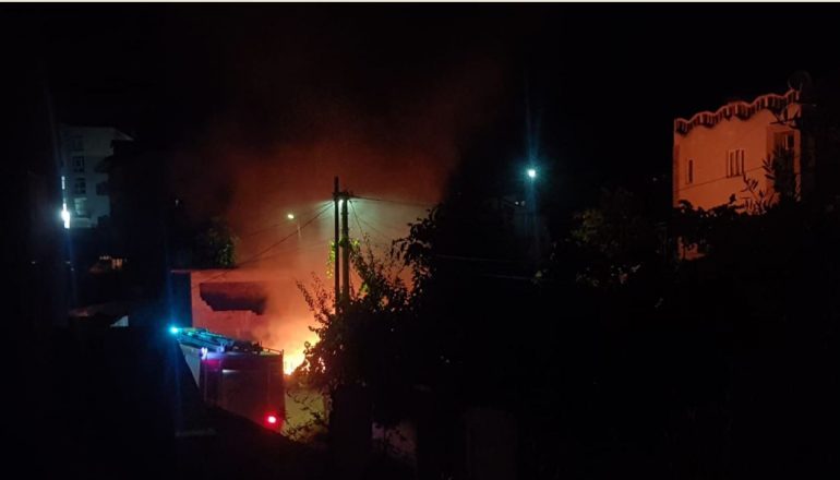 Shpërthen bidoni me benzinë teksa ndiznin sobën, plagosen tre persona në lokal