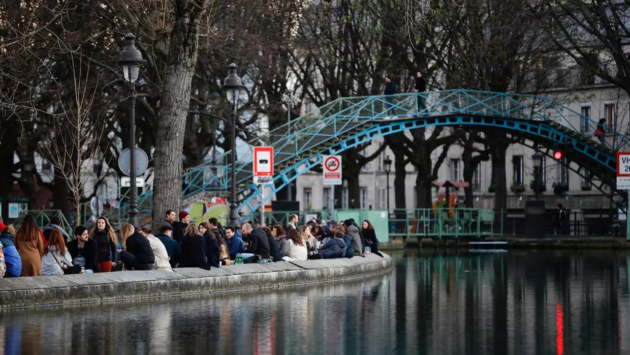 Vdekjet shtohen dita-ditës, por francezët nuk i ndahen jetës sociale
