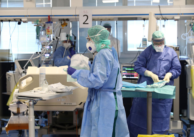 Ulet mosha mesatare e të vdekurve nga koronavirusi në Itali, ja cilat janë patologjitë më të rrezikuara