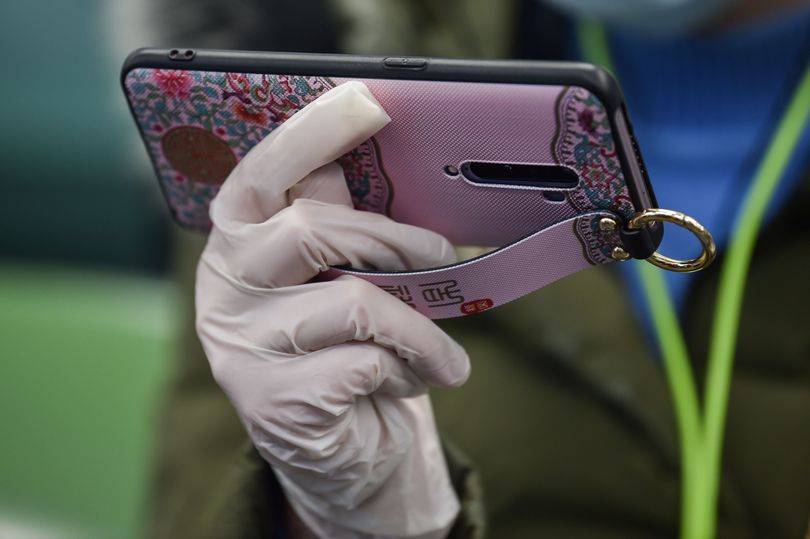 Ekspertja britanike: Mbajtja e dorezave si masë mbrojtje rrit rrezikun ndaj infektimit me koronavirus, ja pse s’duhen veshur