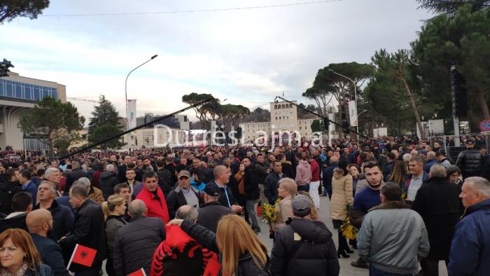 FOTOLAJM/ Qytetarë të shumtë mblidhen para presidencës