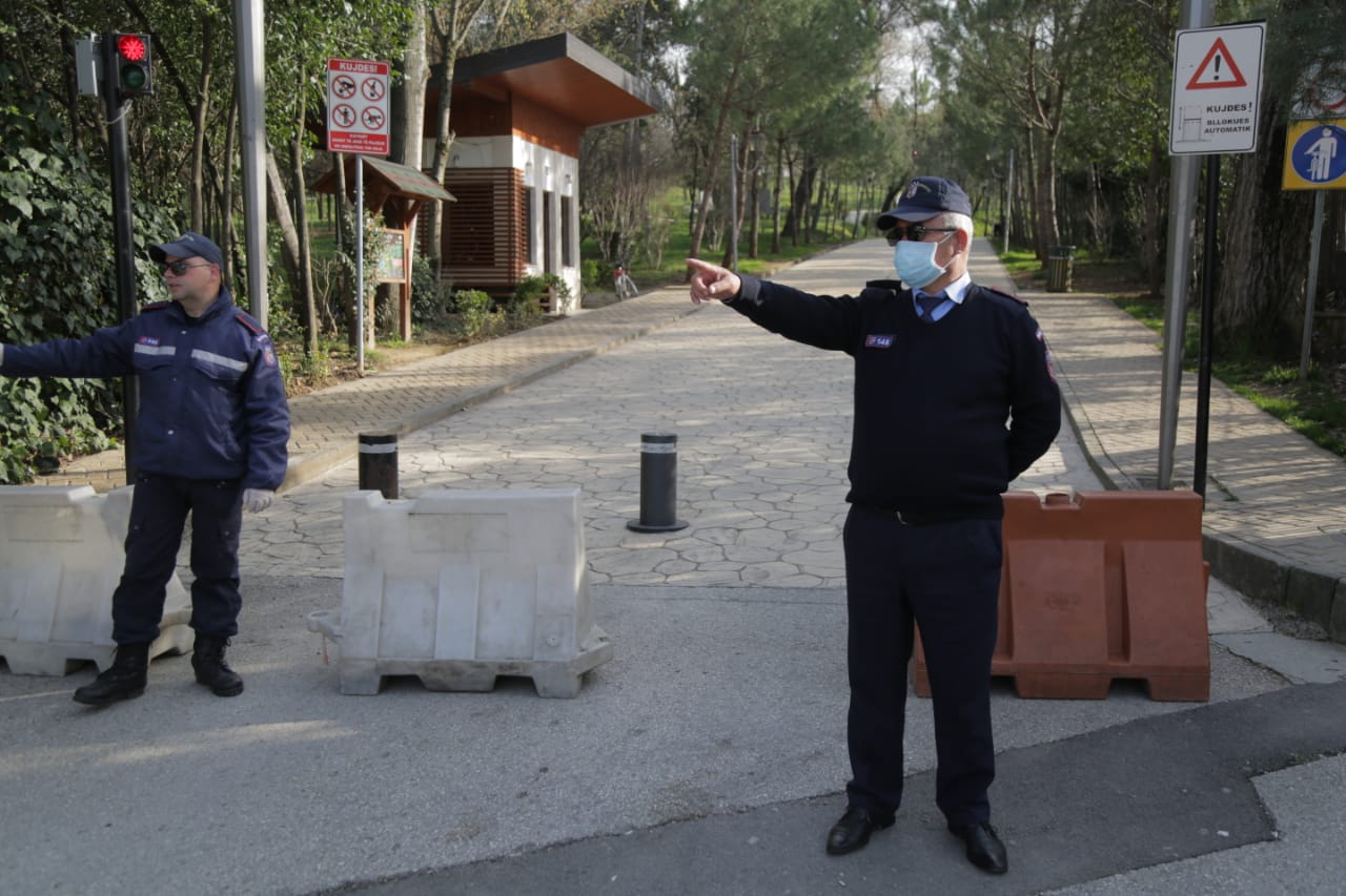 Policia “izolon” Parkun e Liqenit, hyrjet bllokohen me shirita ndalues