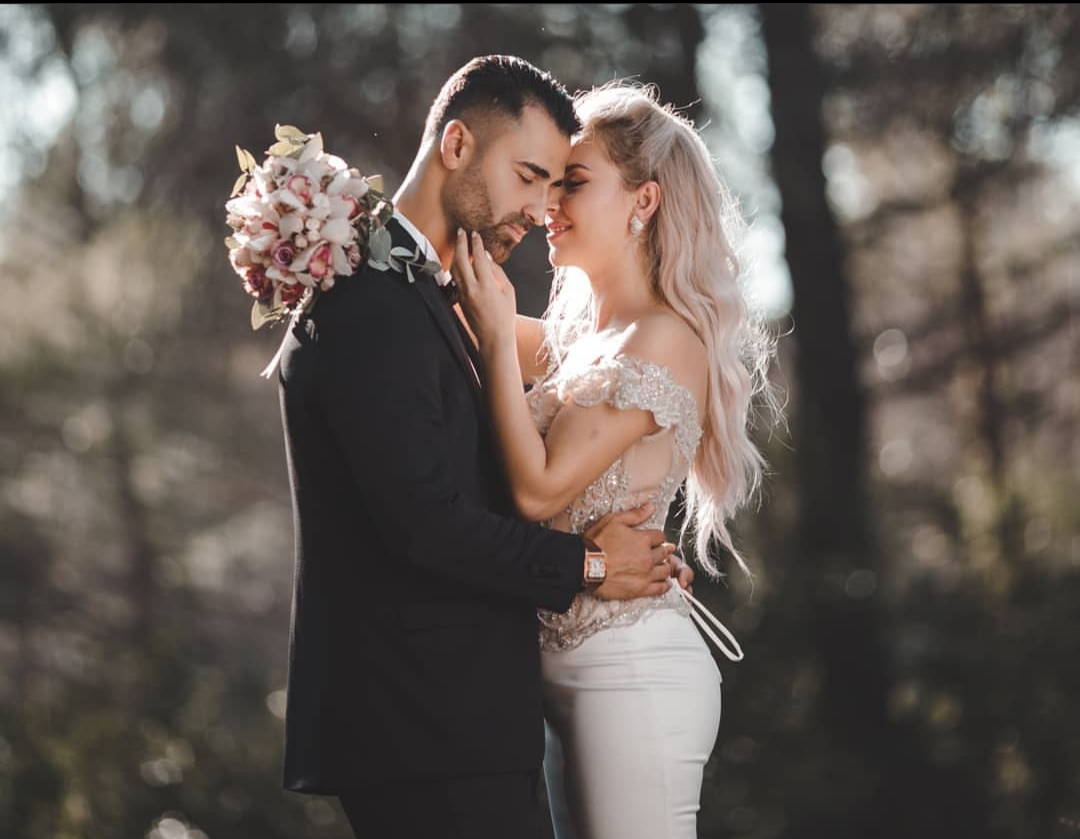 Festë beqarie në një club striptizmi, bashkëshortja e Erik Lloshit nuk e paska pritur aspak mirë