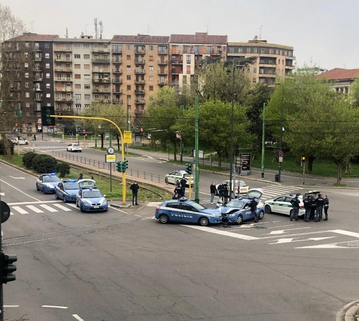 Milano bosh si shkretëtirë, por makinat e policisë përplasen papritur…