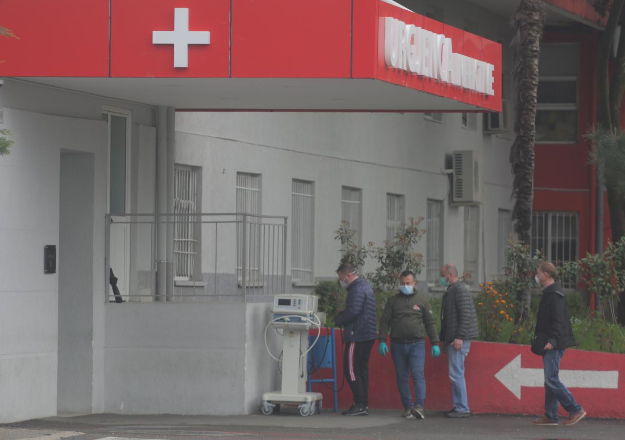 Mjeku reanimator në QSUT preket nga koronavirus