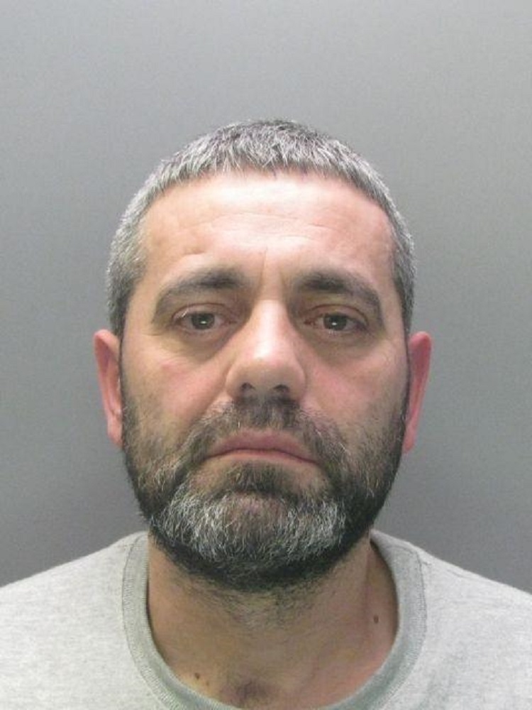 Tropojani kapet në Angli me pistoletë, përkthyesi grek e fundos në polici