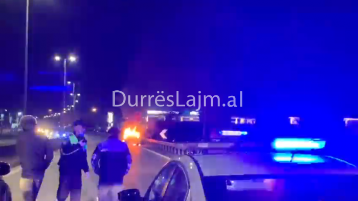 Përfshihet nga flakët automjeti në autostradën Tiranë-Durrës (VIDEO)